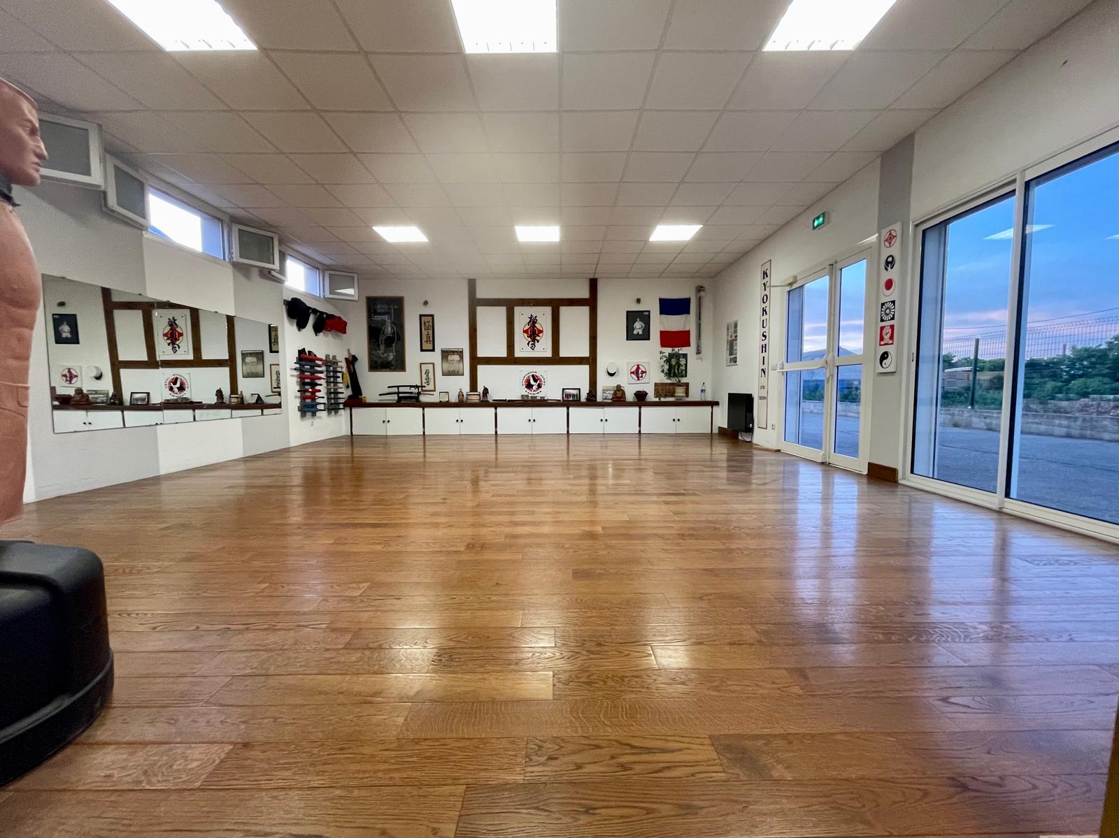 La salle d’entraînement, parquet et baies vitrées