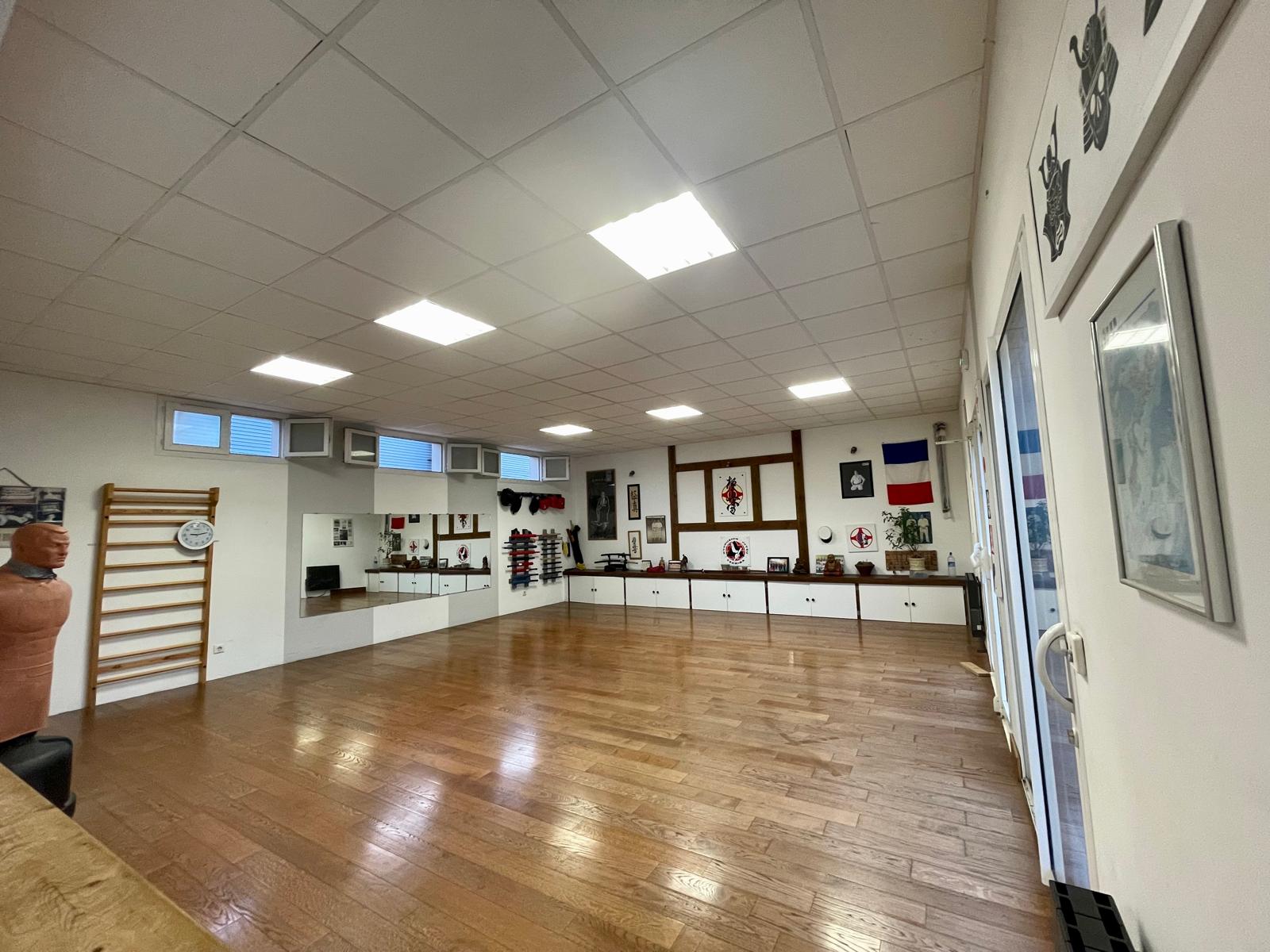 Le mur d’honneur du dojo avec les drapeaux