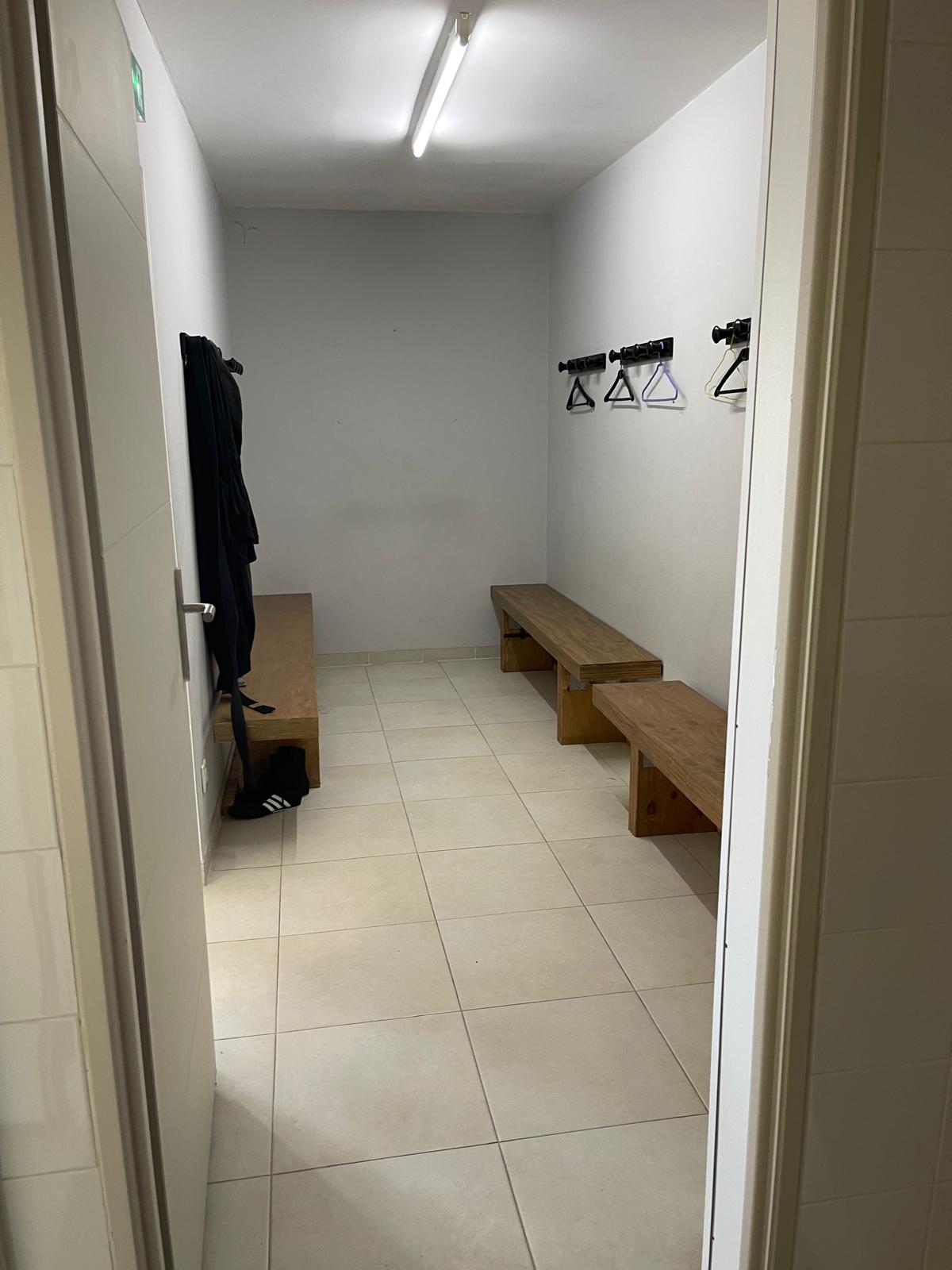 Le vestiaire avec bancs et patères